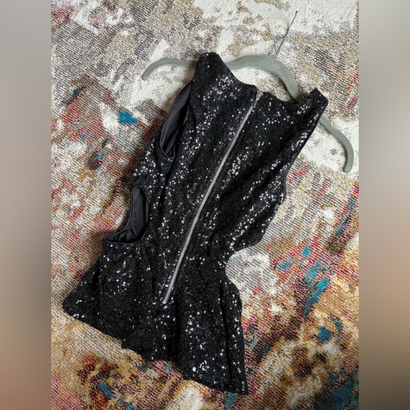 Forever 21 small Women’s peplum sequins black blouse side cut outs zip back EUC - Picture 2 of 11